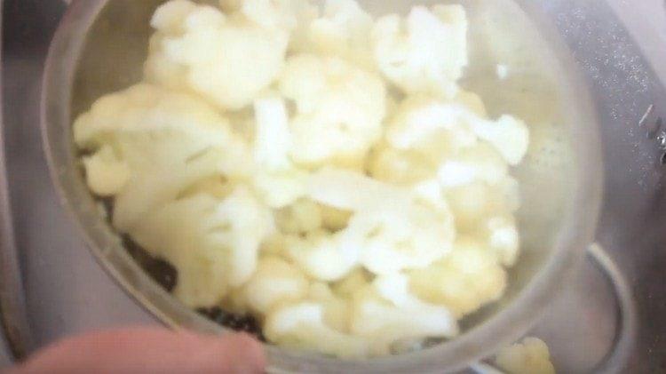 Изхвърляме зелето в гевгир и го оставяме да изстине.