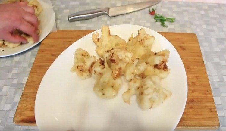 Поставете карфиола в чиния.