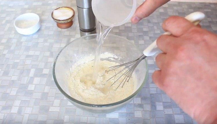 Добавете ледена вода към сухите компоненти.