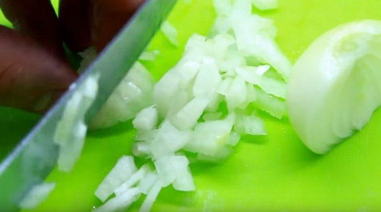 Zwiebel fein hacken.