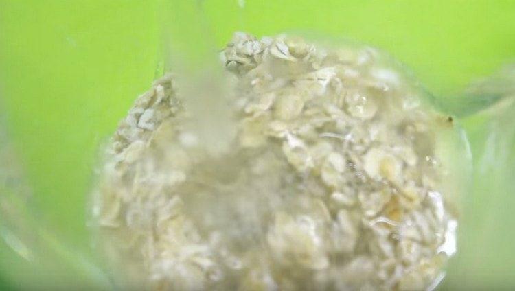 Haferflocken mit kochendem Wasser gedämpft.