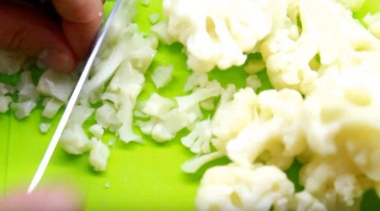 Fein gehackter gekochter Blumenkohl so klein wie möglich.
