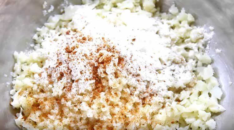 Zwiebel, Müsli, Blumenkohl, Mehl und Gewürze in einer Schüssel vermengen.