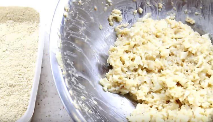 Rühre das Hackfleisch um.