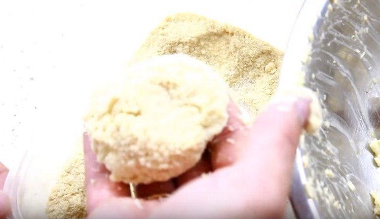 Wir formen Schnitzel, rollen sie in Semmelbröseln.