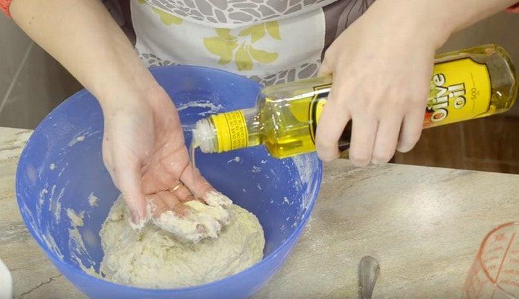 En cours de mélange, ajoutez un peu plus d’huile végétale.