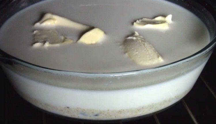 Поставете кашата в студена фурна.