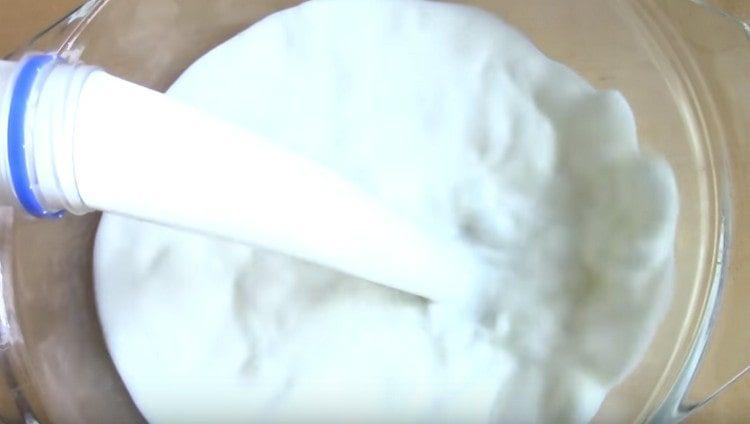 Изсипете мляко в съда за печене.