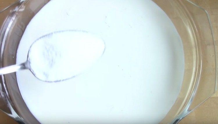 Добавете сол и захар към млякото.