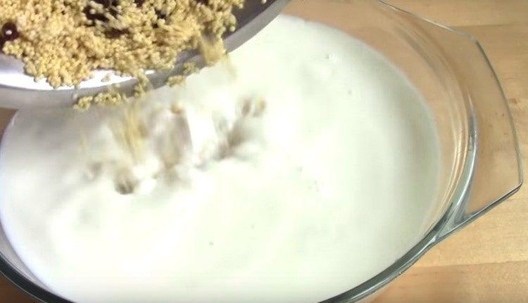 Разстиламе просо със стафиди в мляко.