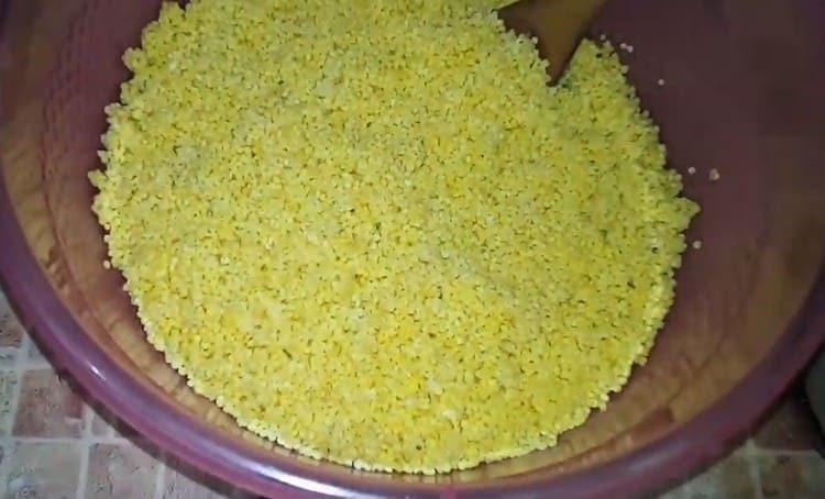 Предварително сварете просото за 5 минути.