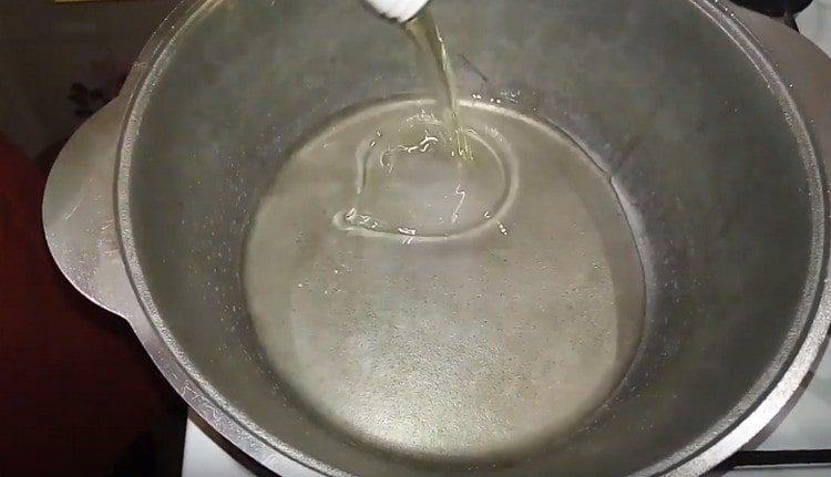 Загряваме казана, наливаме растителното масло.