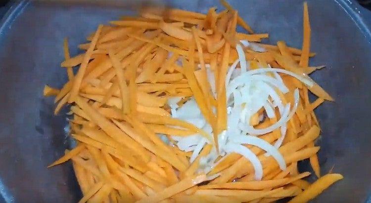 Разпределяме зеленчуците в казана.