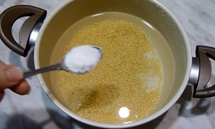 Добавете сол и захар.