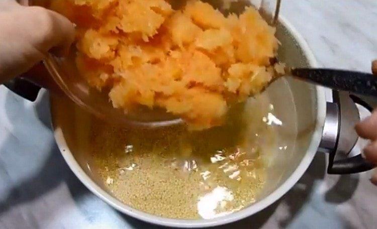 Добавете в тигана към настърганата тиква просо.