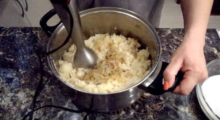 Întrerupem legumele cu un blender.