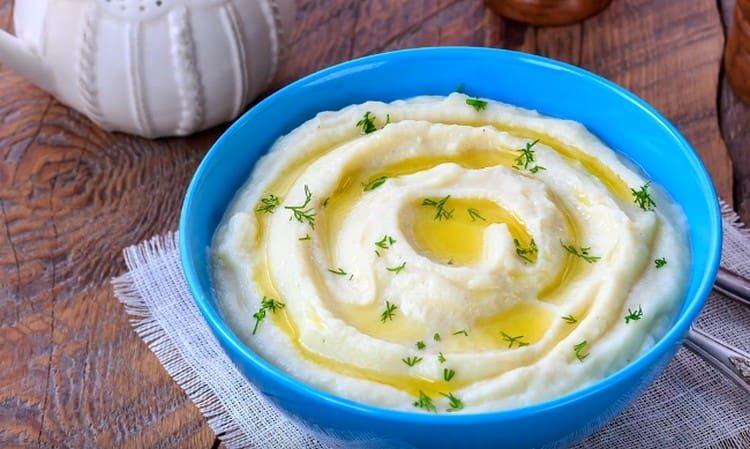 Une purée de chou-fleur légère est prête.