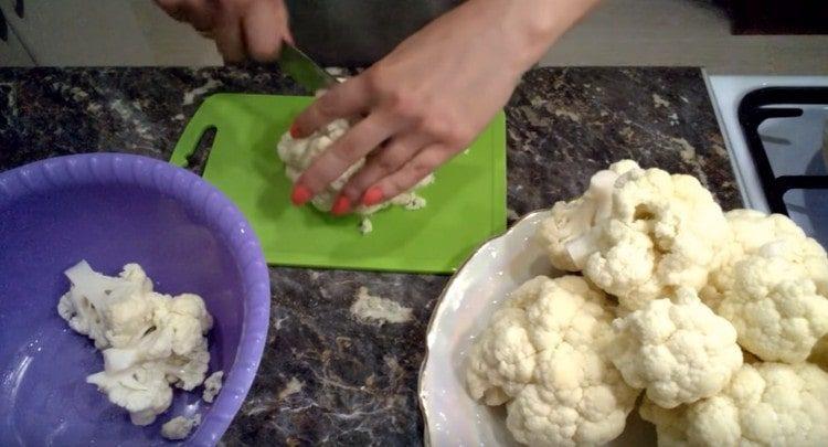 Taiem fiecare inflorescență în bucăți mai mici.