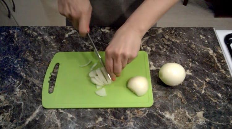 Taie ceapa în jumătate de inele.