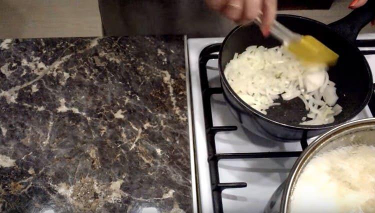 Prăjiți ceapa într-o tigaie.