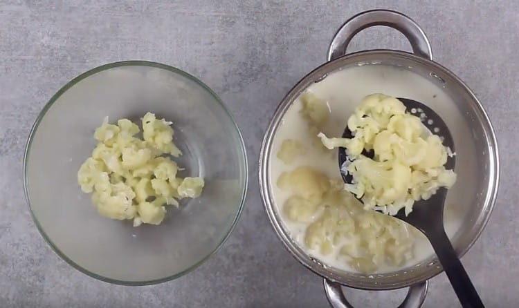 À l'aide d'une cuillère à égoutter, nous obtenons les inflorescences du lait.