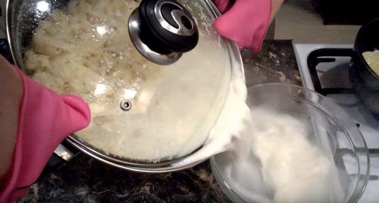 Turnăm o parte din lichid după gătirea legumelor, va mai fi nevoie.