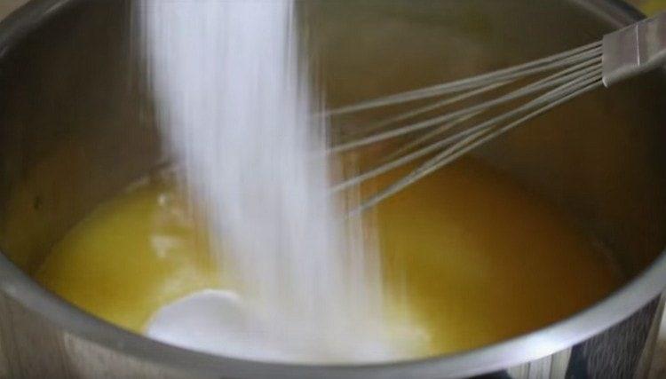 Se adaugă zahărul și acidul citric.