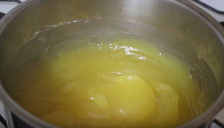 Se fierbe masa până se îngroașă.