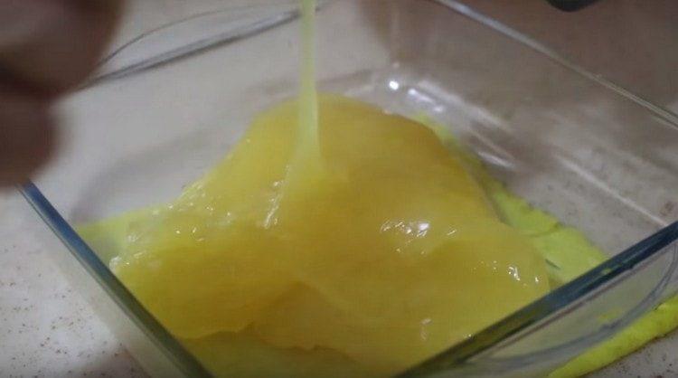 Stăm masa îngroșată într-o matriță lubrifiată cu apă rece.