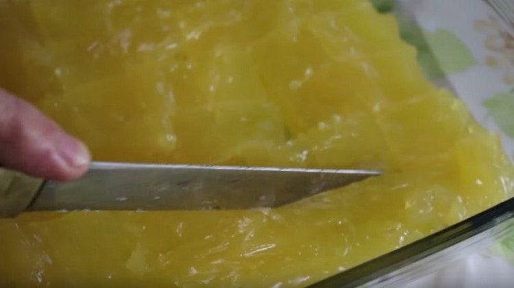 tăiați deliciul turcesc în bucăți chiar sub formă.