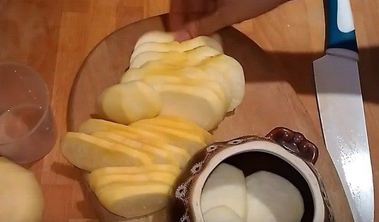 pune felii de napi într-un vas de copt.