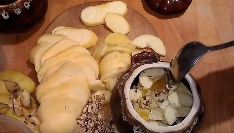 Adăugați miere și apă.