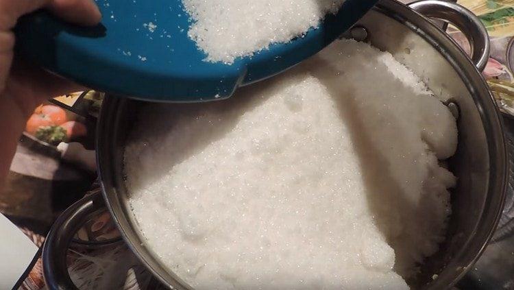 Do angreštu přidejte cukr.