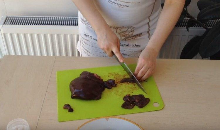 Cortar el hígado en pedazos.