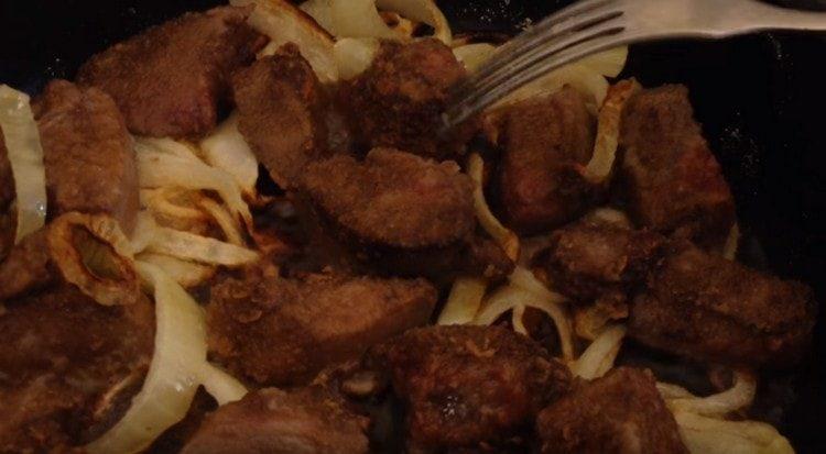 Gire las piezas del hígado del otro lado.