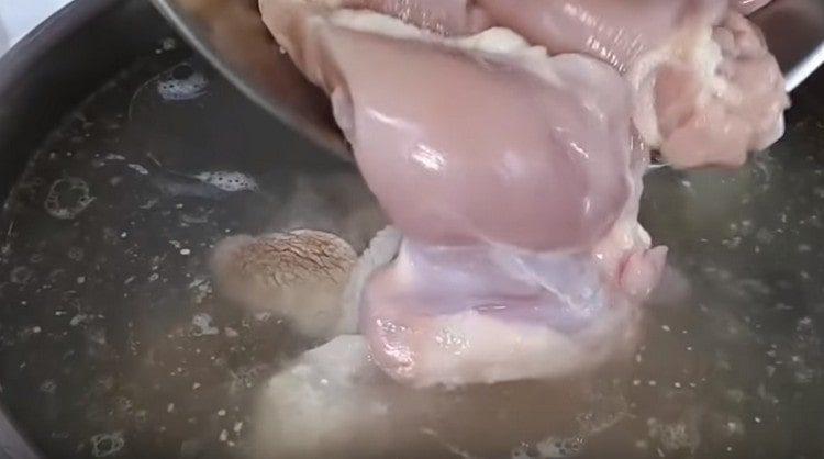 Добавете пилешки бедра във врящ бульон.