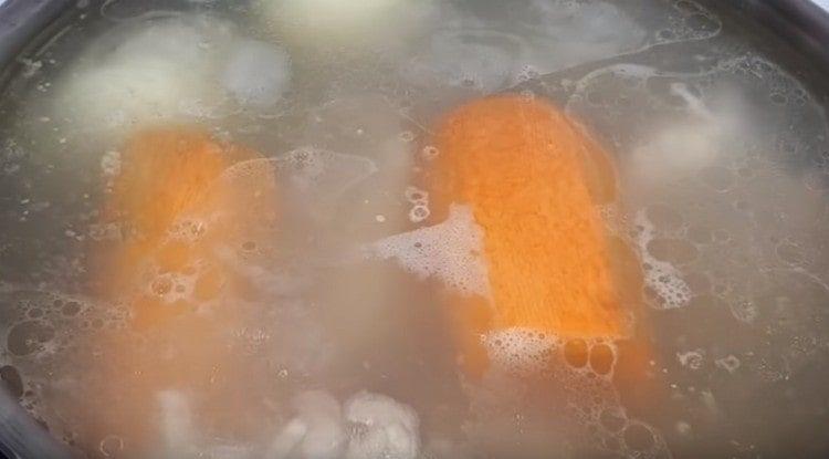 Добавете също лука и морковите.