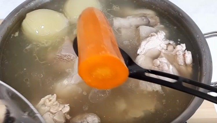 Изваждаме сварените моркови и оставяме за по-нататъшна украса на ястието.