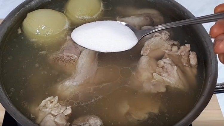 Добавете сол в желето.