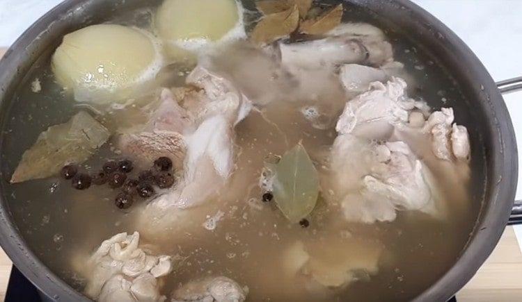 Добавяме и черен пипер и дафинови листа.