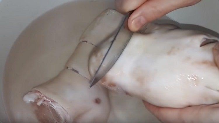 Стрийте добре свинските крака.