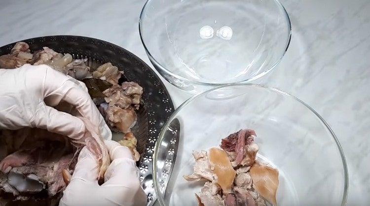 Месото се отделя от костите и се разделя на влакна.