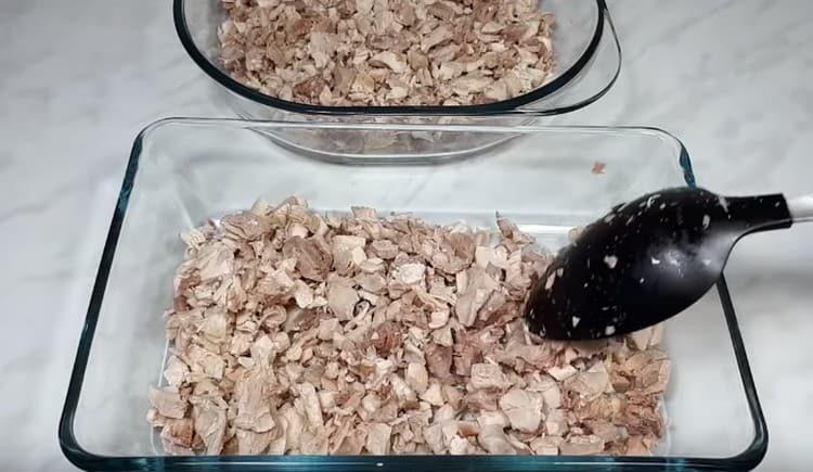 разпространяваме месо във форми.