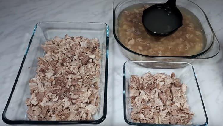 Внимателно напълнете месото с бульон.