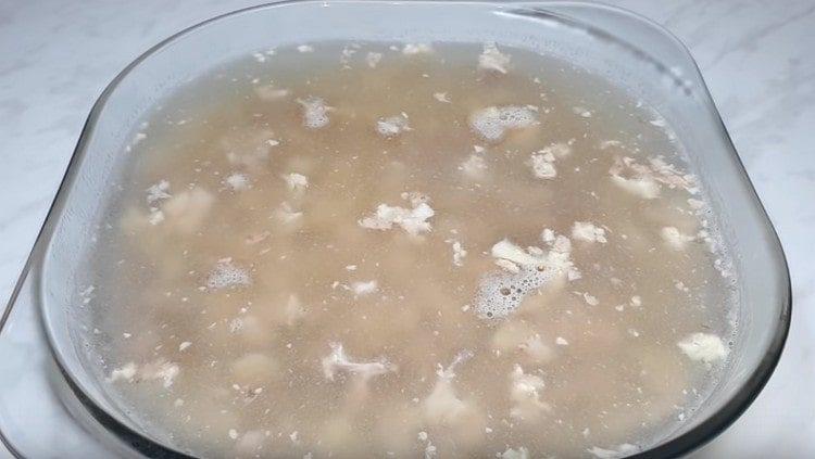 Поставете желето в хладилника.