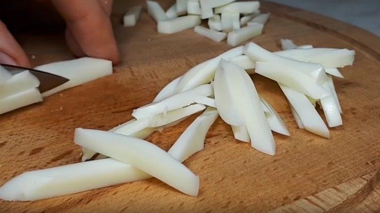 Нарязваме и яйчен белтък на тънки ивици.