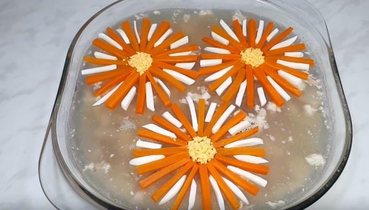 От жълтъка правим средата на цветята.