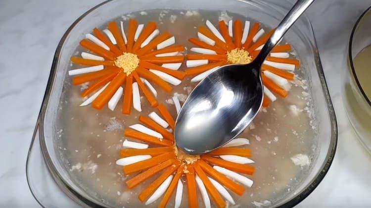 Залейте цветята с няколко капки бульон и сложете в хладилника.