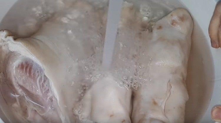 Краката също трябва да се накисват във вода.