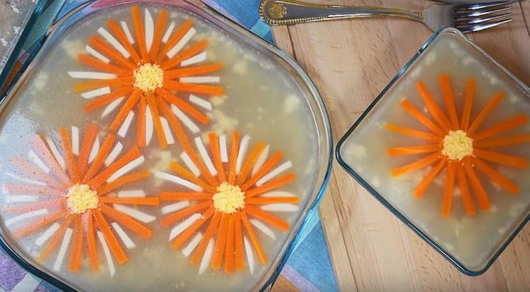 Ето такава вкусна и красива рецепта за желе от свински бутчета и шини.